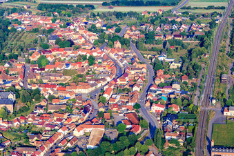 Vue aérienne de Ligne ferroviaire Main Street PostStr à Wallhausen dans le département Saxe-Anhalt, Allemagne