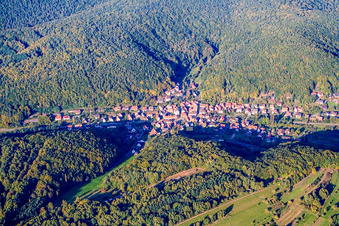 Vue aérienne de Village dans la vallée du Kaiserbach à Waldrohrbach dans le département Rhénanie-Palatinat, Allemagne