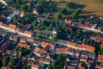 Vue aérienne de Kirchstr à le quartier Brücken in Brücken-Hackpfüffel dans le département Saxe-Anhalt, Allemagne