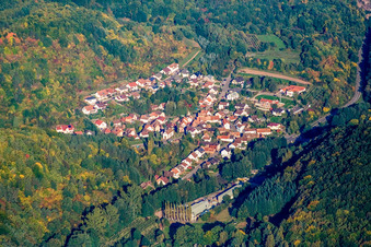 Vue aérienne de Lieu dans la vallée du Kaiserbach à Waldhambach dans le département Rhénanie-Palatinat, Allemagne