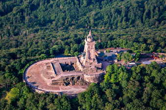 Monument Kyffhäuser à le quartier Steinthaleben in Kyffhäuserland dans le département Thuringe, Allemagne hors des airs
