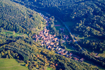 Vue aérienne de Vue du village dans le Klingbachtal à Münchweiler am Klingbach dans le département Rhénanie-Palatinat, Allemagne