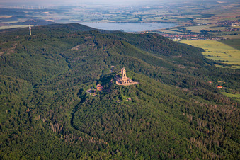 Monument Kyffhäuser à le quartier Steinthaleben in Kyffhäuserland dans le département Thuringe, Allemagne depuis l'avion