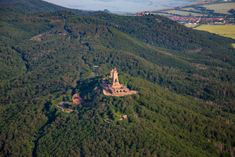 Vue d'oiseau de Monument Kyffhäuser à le quartier Steinthaleben in Kyffhäuserland dans le département Thuringe, Allemagne