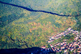 Photographie aérienne de Lieu dans la vallée du Kaiserbach à Waldhambach dans le département Rhénanie-Palatinat, Allemagne