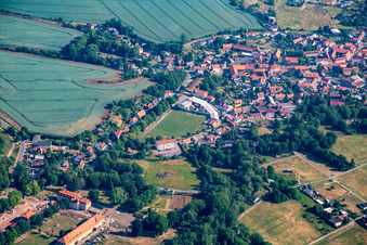Vue aérienne de Terrain de sport sur l'avenue à le quartier Meisdorf in Falkenstein dans le département Saxe-Anhalt, Allemagne