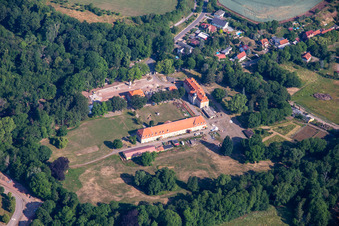 Vue aérienne de Château de Bernstein Meisdorf et Waldhotel Forsthaus GmbH à le quartier Meisdorf in Falkenstein dans le département Saxe-Anhalt, Allemagne