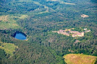 Vue aérienne de Centre de formation Großer Ziegenberg, Académie de football germano-chinoise GmbH et Kunststeich Ballenstedt à Ballenstedt dans le département Saxe-Anhalt, Allemagne