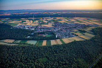Vue aérienne de Au lever du soleil à Hatzenbühl dans le département Rhénanie-Palatinat, Allemagne
