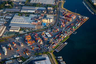 Vue aérienne de Port à conteneurs sur Süduferstr à Germersheim dans le département Rhénanie-Palatinat, Allemagne
