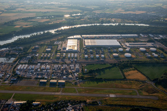 Vue aérienne de Parc de réservoirs TanQuid à l'aéroport Speyer-LU à Speyer dans le département Rhénanie-Palatinat, Allemagne