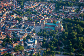 Vue aérienne de Place de la Cathédrale le matin à Speyer dans le département Rhénanie-Palatinat, Allemagne