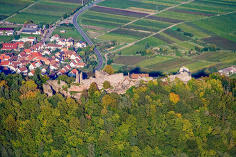 Vue aérienne de Ruines du château de Madenburg vues de l'ouest à Eschbach dans le département Rhénanie-Palatinat, Allemagne