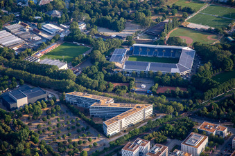 Vue aérienne de Stade Carl Benz et centre de football Rhein Neckar à le quartier Oststadt in Mannheim dans le département Bade-Wurtemberg, Allemagne