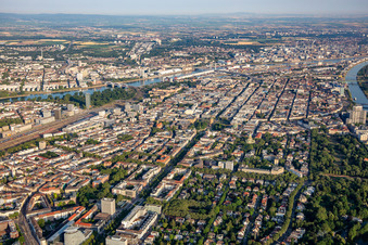 Vue aérienne de Parc ressemblant à Oststadt devant les places à le quartier Oststadt in Mannheim dans le département Bade-Wurtemberg, Allemagne