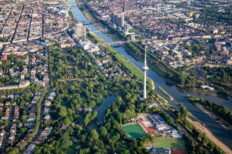 Vue aérienne de Tour de télécommunication et étang Kutzerweiher dans le Luisenpark sur les rives du Neckar à le quartier Oststadt in Mannheim dans le département Bade-Wurtemberg, Allemagne