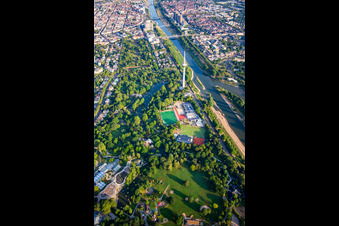 Vue aérienne de Luisenpark Mannheim avec tour de télécommunication Mannheim sur le Neckar, dans le cadre du Salon fédéral des jardins 2023 BUGA23 à le quartier Oststadt in Mannheim dans le département Bade-Wurtemberg, Allemagne