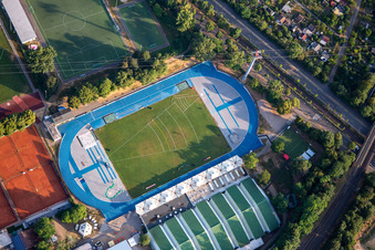 Vue aérienne de Centre d'entraînement olympique d'athlétisme avec stade Michael Hoffmann à le quartier Neckarstadt-Ost in Mannheim dans le département Bade-Wurtemberg, Allemagne