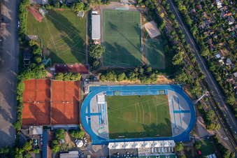 Vue aérienne de Centre d'entraînement olympique d'athlétisme avec stade Michael Hoffmann, PSV Mannheim eV - Terrain de sport et base de tennis Mannheim à le quartier Neckarstadt-Ost in Mannheim dans le département Bade-Wurtemberg, Allemagne