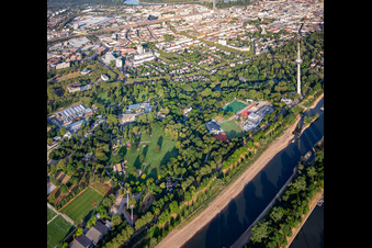 Vue oblique de Luisenpark Mannheim avec tour de télécommunication Mannheim sur le Neckar, dans le cadre du Salon fédéral des jardins 2023 BUGA23 à le quartier Oststadt in Mannheim dans le département Bade-Wurtemberg, Allemagne
