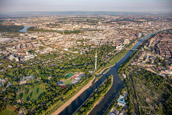 Luisenpark Mannheim avec tour de télécommunication Mannheim sur le Neckar, dans le cadre du Salon fédéral des jardins 2023 BUGA23 à le quartier Oststadt in Mannheim dans le département Bade-Wurtemberg, Allemagne d'en haut