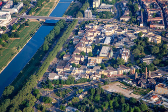 Vue aérienne de Hôpital universitaire Mannheim du sud-est à le quartier Neckarstadt-Ost in Mannheim dans le département Bade-Wurtemberg, Allemagne