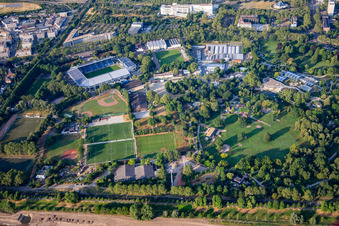 Vue aérienne de Carl-Benz-Stadion, VfR Mannheim 1896 eV - Centre de jeunesse - Terrain d'entraînement en herbe Ativ, au Luisenpark à le quartier Oststadt in Mannheim dans le département Bade-Wurtemberg, Allemagne
