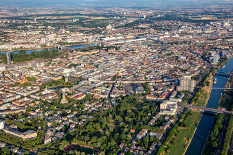 Vue aérienne de Ville carrée dans l'anneau en forme de fer à cheval entre le Rhin et le Rhin à le quartier Innenstadt in Mannheim dans le département Bade-Wurtemberg, Allemagne