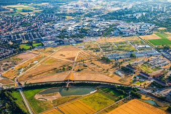Vue aérienne de Parc Spinelli derrière le lac BUGA23 de l'Exposition fédérale de jardinage Mannheim BUGA 2023 à le quartier Feudenheim in Mannheim dans le département Bade-Wurtemberg, Allemagne
