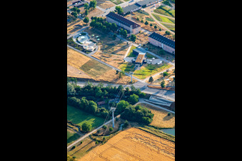 Vue aérienne de Station de téléphérique Spinelli du téléphérique du parc Spinelli au Luisenpark de l'Exposition fédérale des jardins Mannheim BUGA 2023 à le quartier Feudenheim in Mannheim dans le département Bade-Wurtemberg, Allemagne