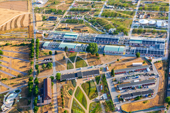 Vue aérienne de U-Halle au parc Spinelli du Salon fédéral des jardins Mannheim BUGA 2023 à le quartier Feudenheim in Mannheim dans le département Bade-Wurtemberg, Allemagne