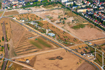 Vue aérienne de Jardin symphonique, le jardin des miroirs, la conception de tombes et le mémorial dans le parc Spinelli de l'exposition fédérale de jardinage Mannheim BUGA 2023 à le quartier Käfertal in Mannheim dans le département Bade-Wurtemberg, Allemagne