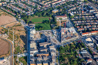 Vue aérienne de PARKSCHALE avec le Kurpfälzer Mile of Innovations, Conversio : habitat de lézards Philipp Morlock, étangs à tritons, installation de lavage de bassins dans le parc Spinelli de l'exposition fédérale de jardinage Mannheim BUGA 2023 à le quartier Käfertal in Mannheim dans le département Bade-Wurtemberg, Allemagne