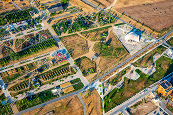 Vue aérienne de Jardin symphonique, Jardin des miroirs, Conception de tombes et œuvres spéciales de maçonnerie et de sculpture en pierre naturelle, Environnement en ruban de fleurs, Hectares pour le nectar, ODD 15 : Vie terrestre, Pavillon de la région métropolitaine Rhin-Neckar, Pavillon en bois bionique, ODD 13 : Action climatique dans le parc Spinelli de l'Exposition fédérale des jardins Mannheim BUGA 2023 à le quartier Käfertal in Mannheim dans le département Bade-Wurtemberg, Allemagne