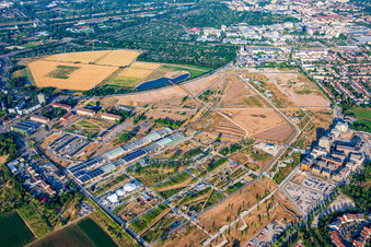 Vue aérienne de Vue d'ensemble depuis le nord du parc Spinelli de l'Exposition fédérale de jardinage Mannheim BUGA 2023 à le quartier Feudenheim in Mannheim dans le département Bade-Wurtemberg, Allemagne