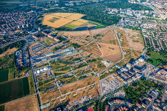 Vue aérienne de Vue d'ensemble depuis le nord du parc Spinelli de l'Exposition fédérale de jardinage Mannheim BUGA 2023 à le quartier Käfertal in Mannheim dans le département Bade-Wurtemberg, Allemagne
