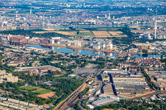 Vue aérienne de Bonadieshafen devant l'île de Friesenheimer à le quartier Luzenberg in Mannheim dans le département Bade-Wurtemberg, Allemagne
