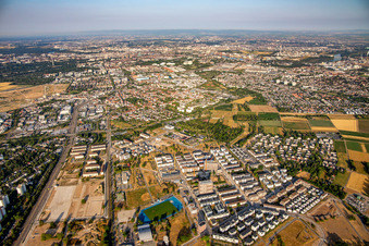 Vue aérienne de Du nord-est à le quartier Käfertal in Mannheim dans le département Bade-Wurtemberg, Allemagne