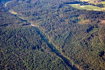 Vue aérienne de Défrichement de forêt pour la ligne à haute tension à le quartier Hüttenthal in Mossautal dans le département Hesse, Allemagne