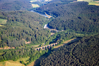 Viaduc de Himbächel à le quartier Hetzbach in Oberzent dans le département Hesse, Allemagne d'en haut