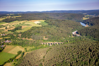 Viaduc de Himbächel à le quartier Hetzbach in Oberzent dans le département Hesse, Allemagne vue d'en haut