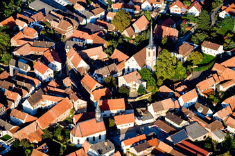 Vue aérienne de Bâtiment d'église au centre du village à Göcklingen dans le département Rhénanie-Palatinat, Allemagne