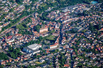Vue aérienne de Château Erbach à le quartier Lauerbach in Erbach dans le département Hesse, Allemagne