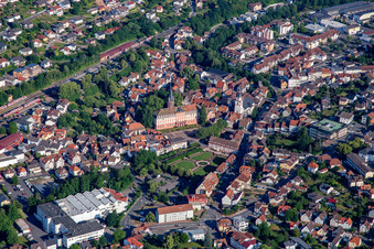 Vue aérienne de Palais Erbach et jardin d'agrément Erbach à le quartier Lauerbach in Erbach dans le département Hesse, Allemagne