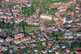 Vue aérienne de Palais Erbach, jardin d'agrément Erbach et église de la ville Erbach vus de l'est à le quartier Lauerbach in Erbach dans le département Hesse, Allemagne