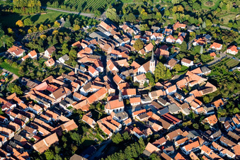 Vue aérienne de Église avec jardin Saint-Laurent à Göcklingen dans le département Rhénanie-Palatinat, Allemagne