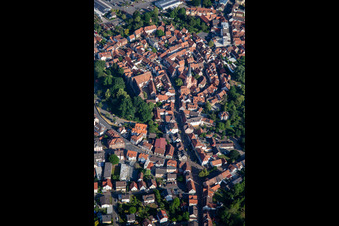 Vue aérienne de Vieille ville historique de Braunstraße depuis S0 à Michelstadt dans le département Hesse, Allemagne