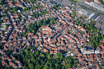Vue aérienne de Église du marché historique de la vieille ville du nord-est à Michelstadt dans le département Hesse, Allemagne