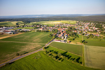 Vue aérienne de Du sud-est à le quartier Vielbrunn in Michelstadt dans le département Hesse, Allemagne