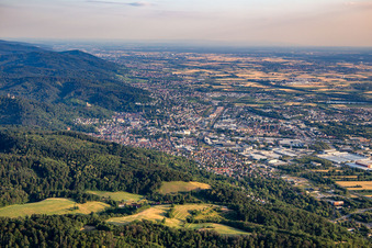 Vue aérienne de Du nord-est à Weinheim dans le département Bade-Wurtemberg, Allemagne